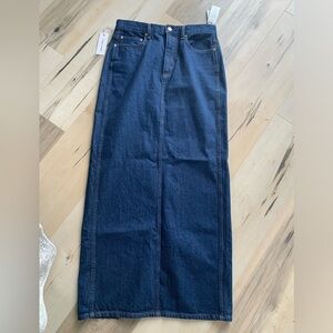 New with tags. Aritzia 90s denim skirt